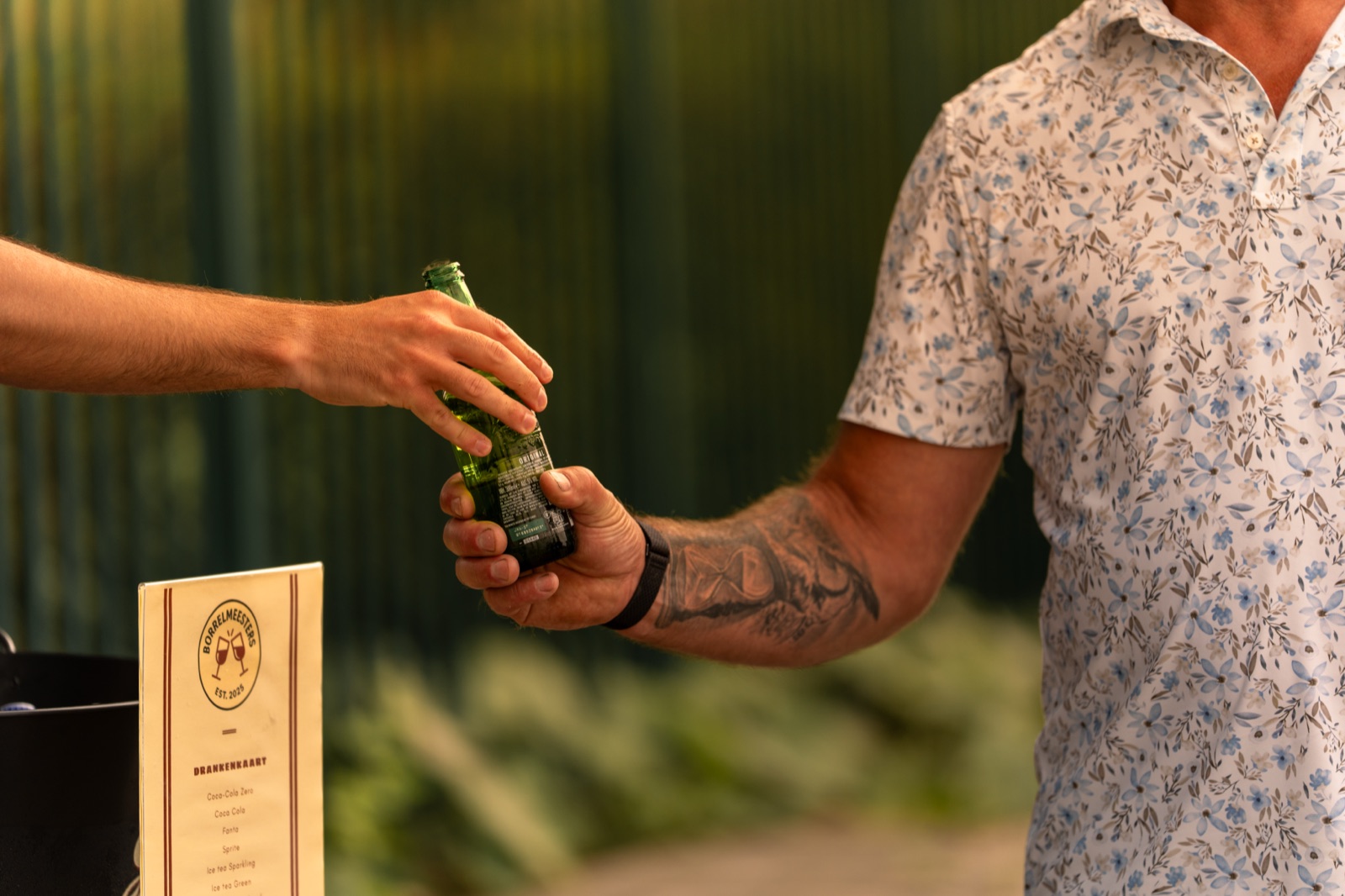 Drankje wordt aangeboden naast de drankenkaart van Borrelmeesters