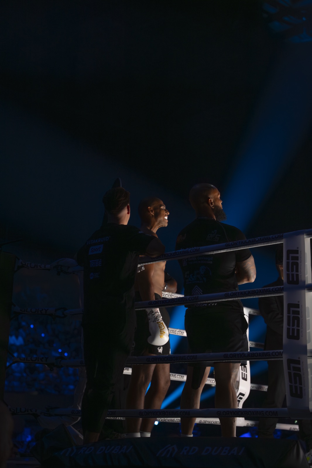 Vechter met zijn hoeken in de ring bij GLORY Kickboxing