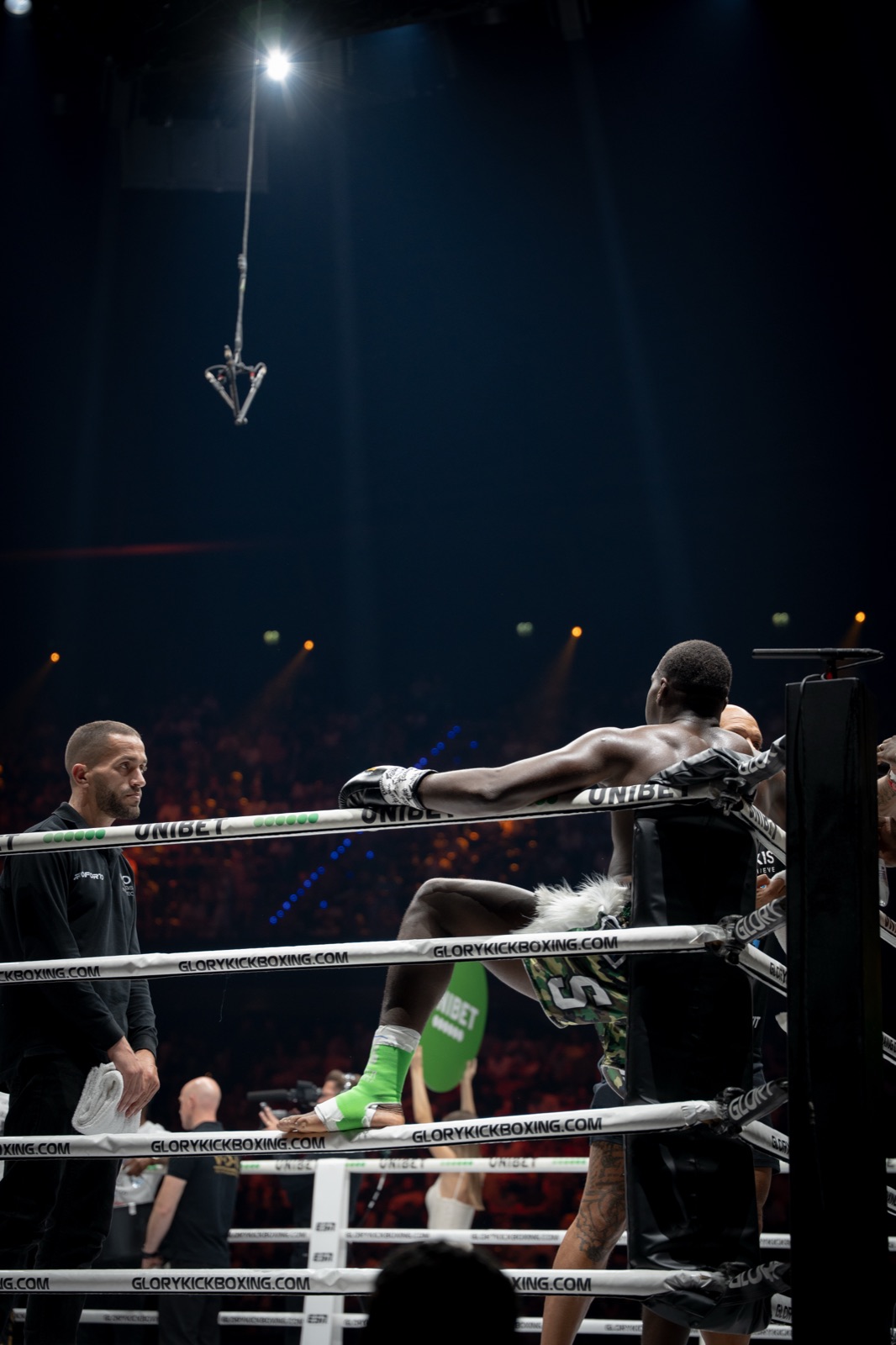 Actiebeeld in de ring tijdens het kickboksgala