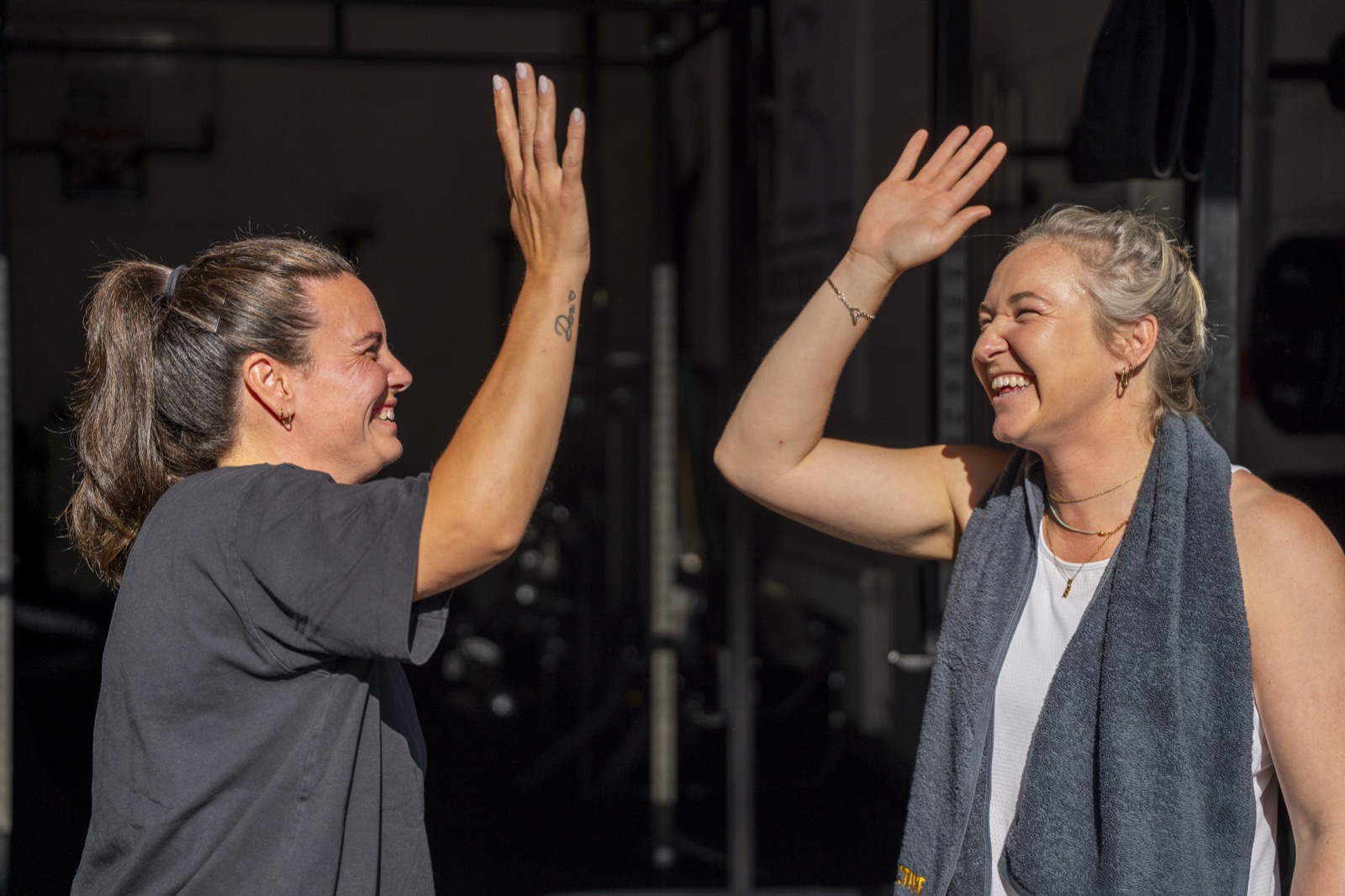 Twee vrouwen geven elkaar een high five in de sportschool