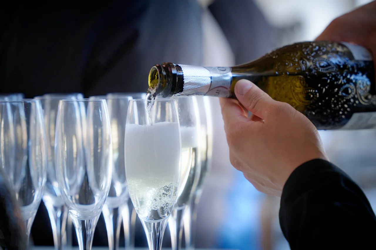 Bubbels worden ingeschonken voor het proosten