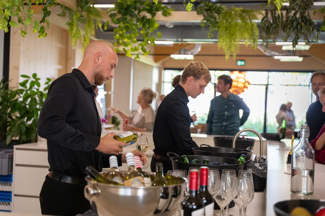 Twee Borrelmeesters aan het werk achter de bar