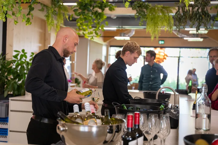 Twee Borrelmeesters aan het werk achter de bar