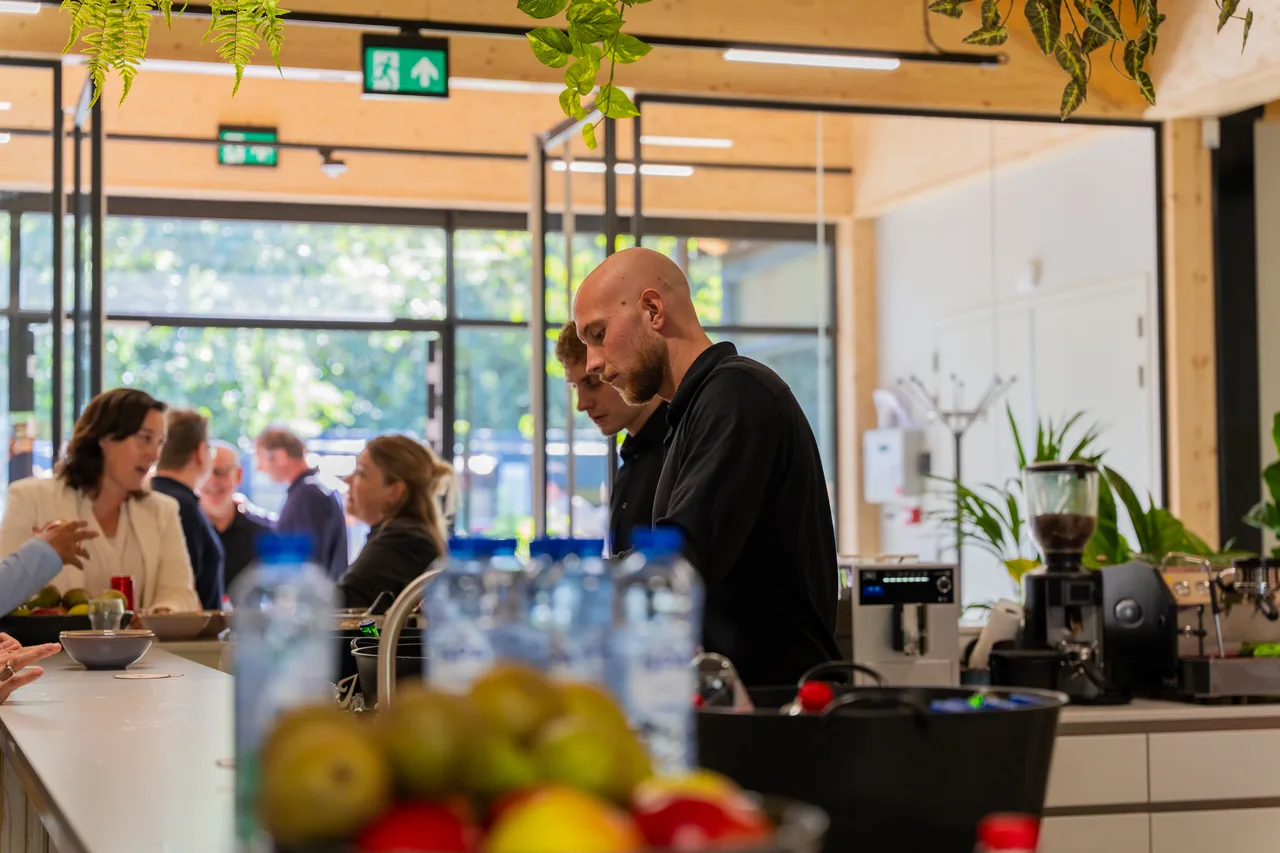 De bar in het kantoor, klaar voor de workshop