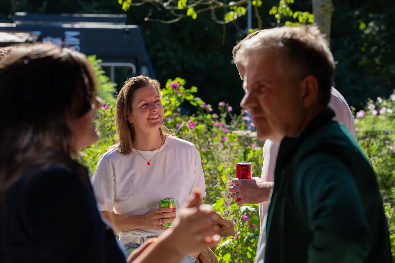 Gesprekken buiten in de tuin, met een drankje in de hand