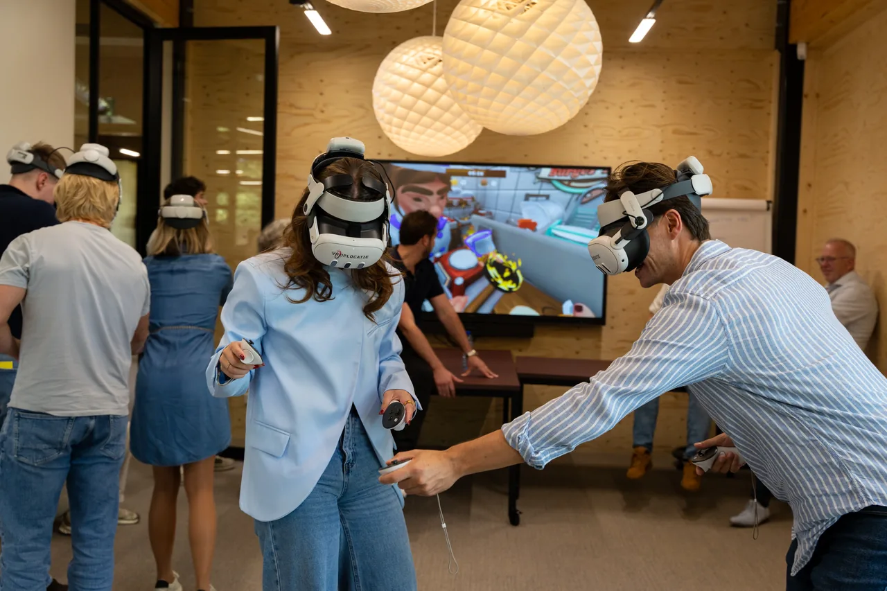 Gasten met een VR-bril op tijdens de middag