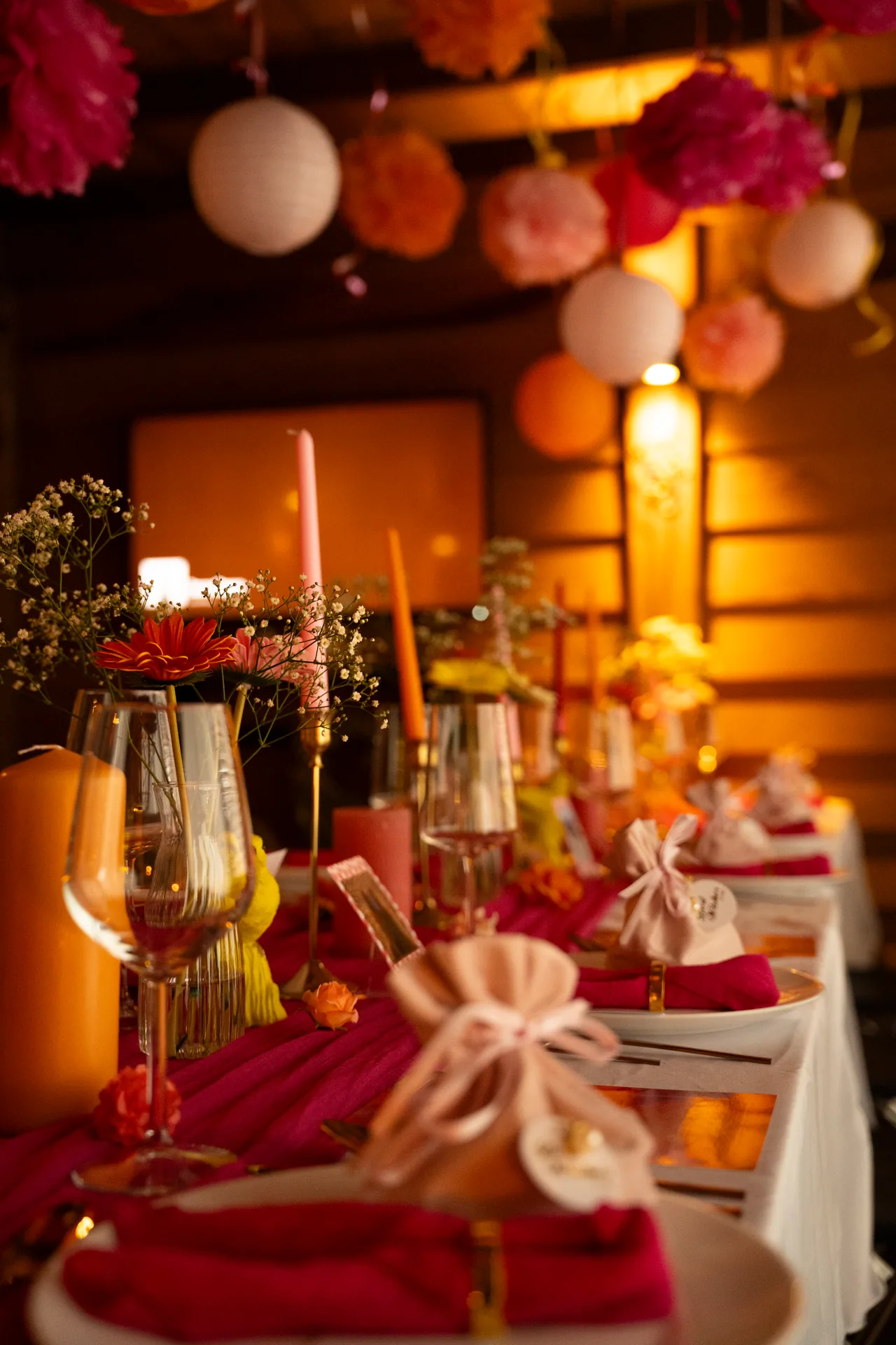 De gedekte tafel op het 21-diner, met kaarsen en bloemen