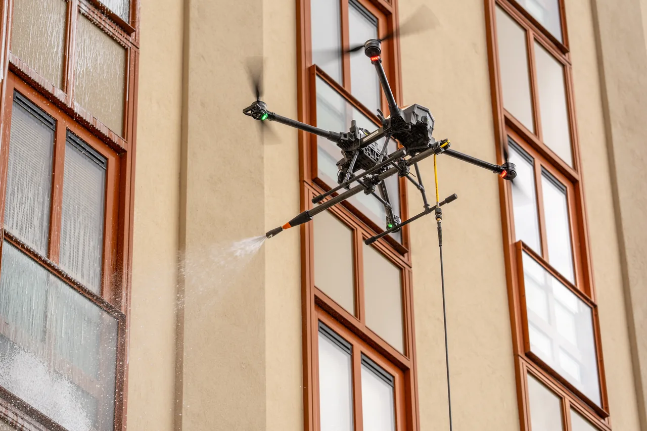 De drone reinigt een raam van dichtbij