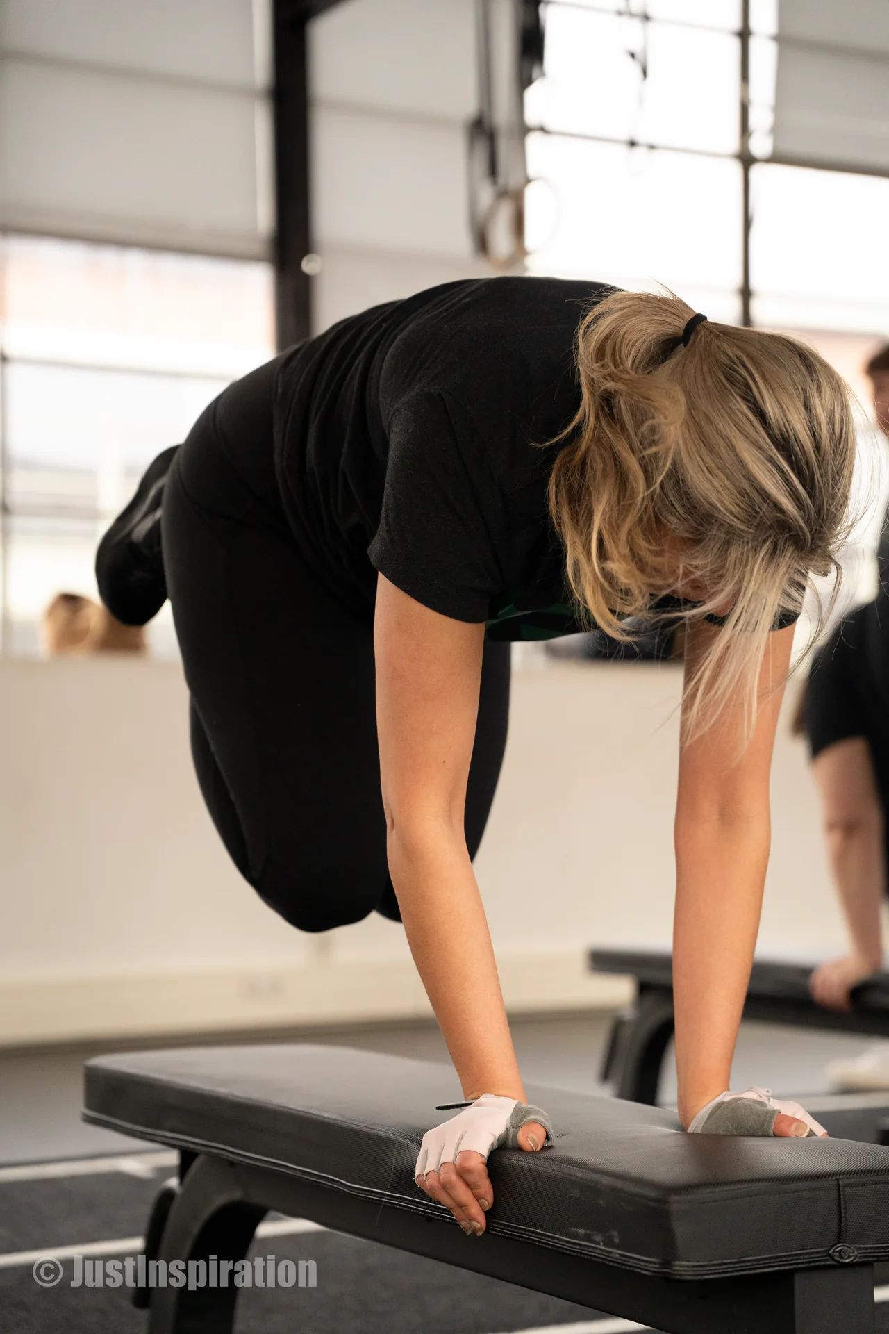 Een sporter traint op een bank in de gym van FitLife