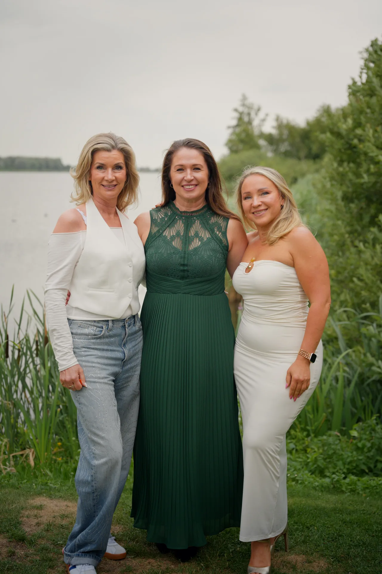 Drie gasten poseren bij het water op de FitLife-borrel
