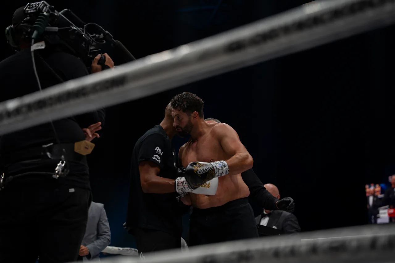 Twee mannen omhelzen elkaar in de ring na de partij