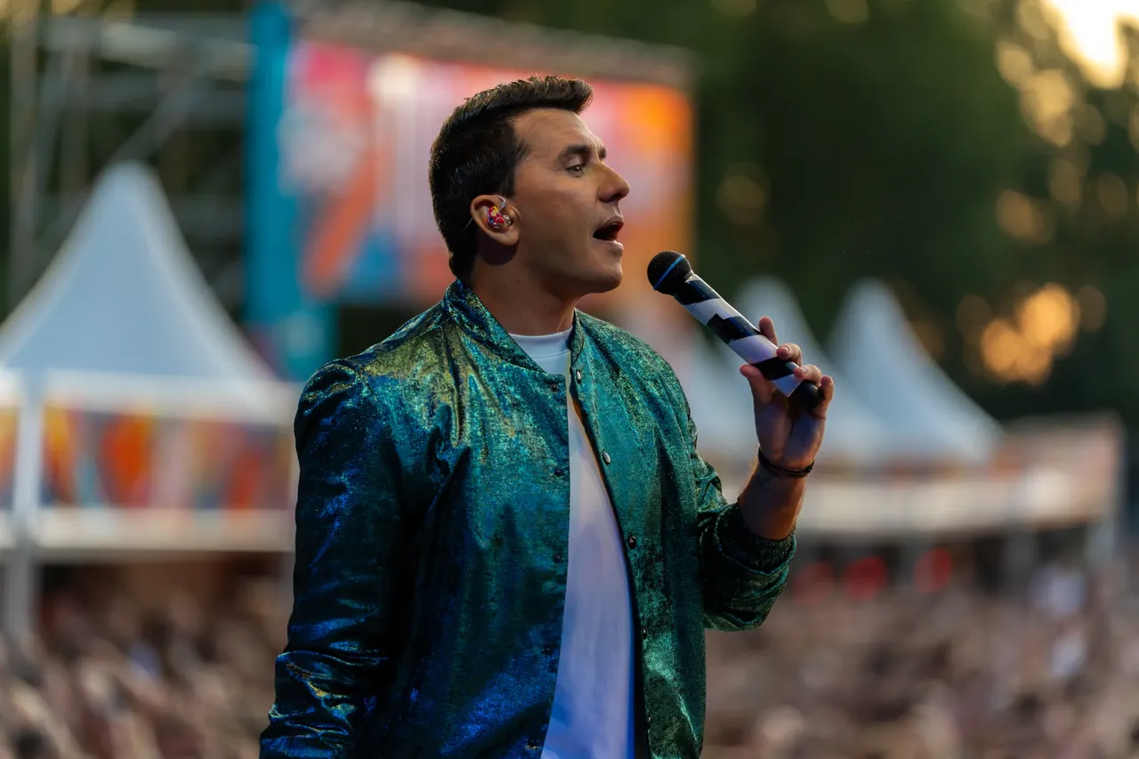 Jan Smit op het podium tijdens zijn jubileumconcert