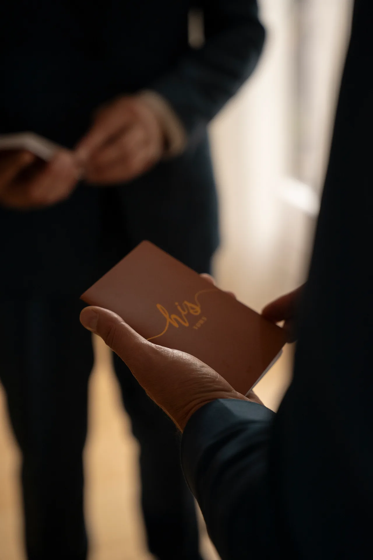 Een geloftenboekje in handen tijdens de ceremonie