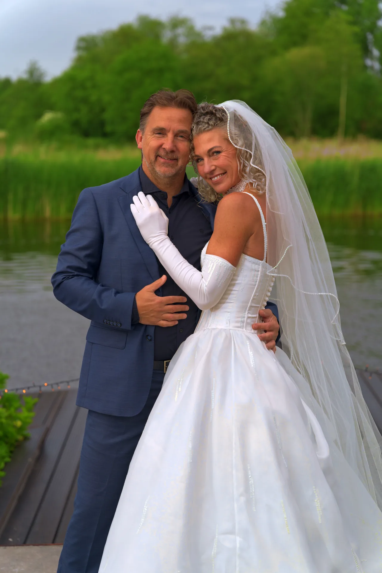 Paul en Joyce in trouwkleding op hun 25-jarig huwelijksfeest