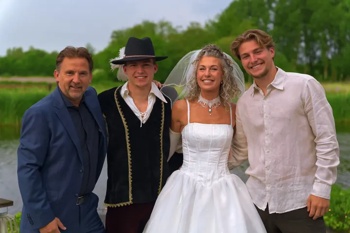 Familieportret op een jubileumfeest