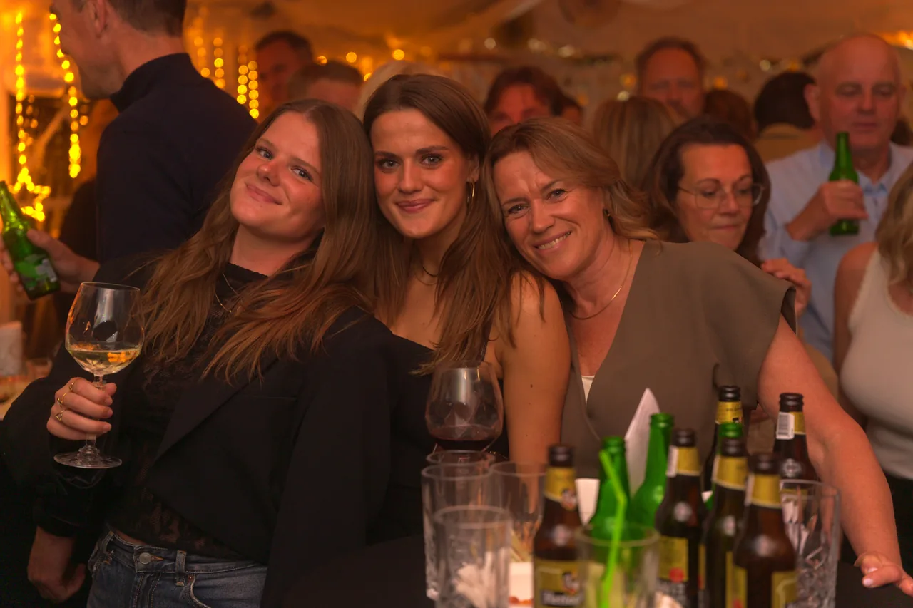 Gasten op het feest, met een glas in de hand