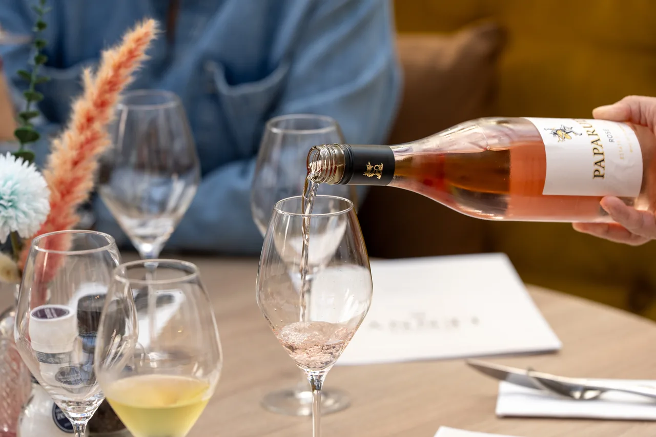 Er wordt rosé ingeschonken aan tafel bij Brasserie Lenny