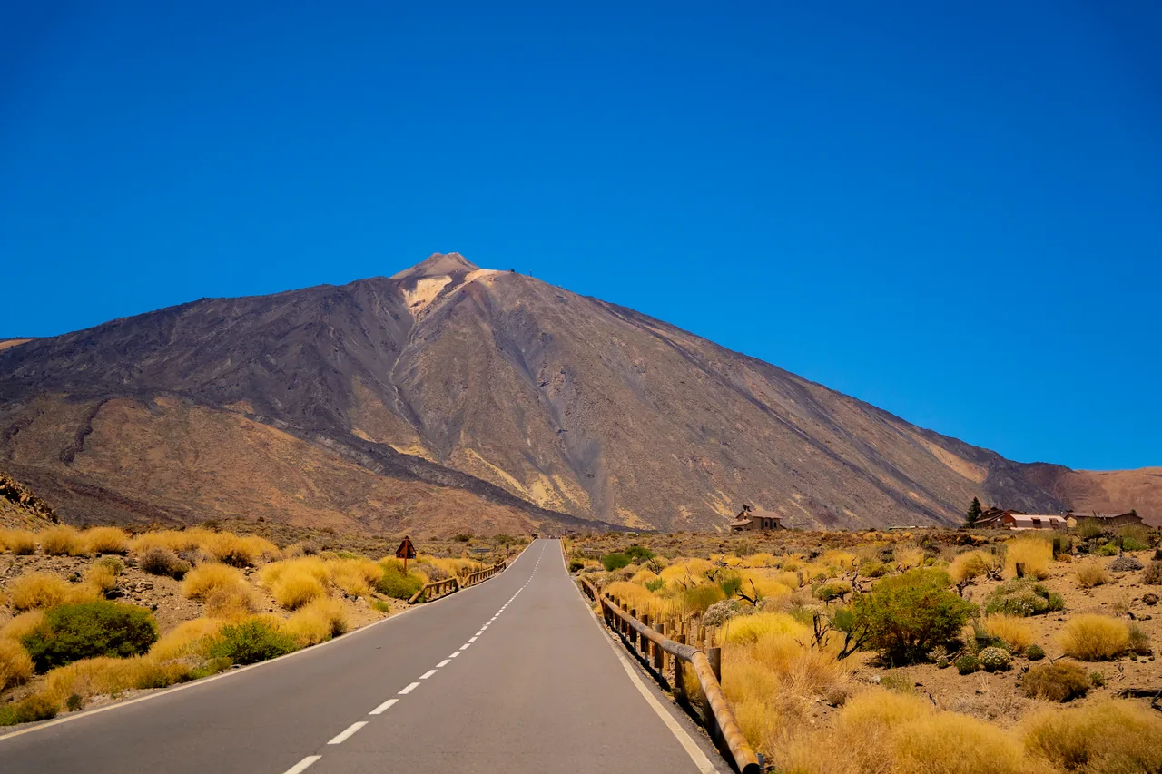 De weg naar de Teide op Tenerife onder een blauwe lucht